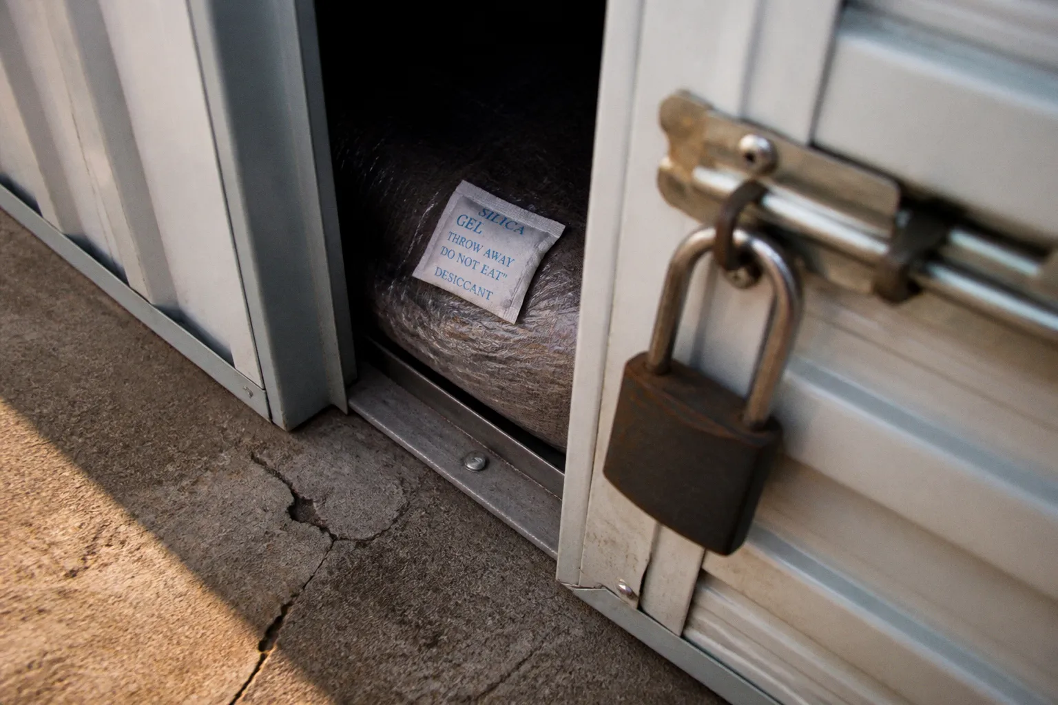 Влажность в боксе для хранения мебели: как избежать порчи вещей